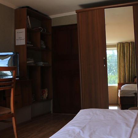 Holiday Hostel House Bishkek Exterior foto
